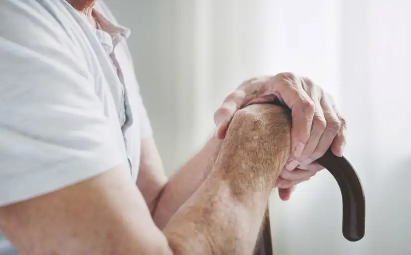 Cannabis bei Morbus Parkinson: Person hält Stock.