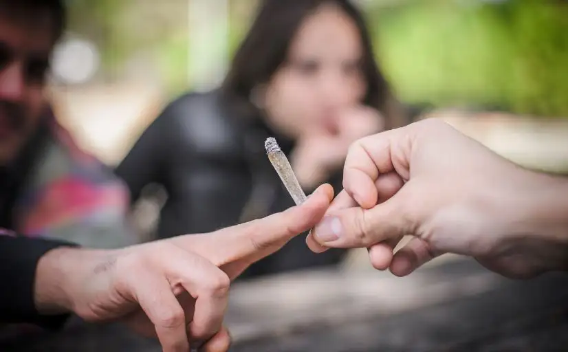 Menschen, die Cannabis kiffen